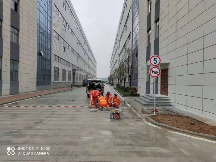 廠區(qū)優(yōu)質(zhì)橡膠減速帶以及停車位施工